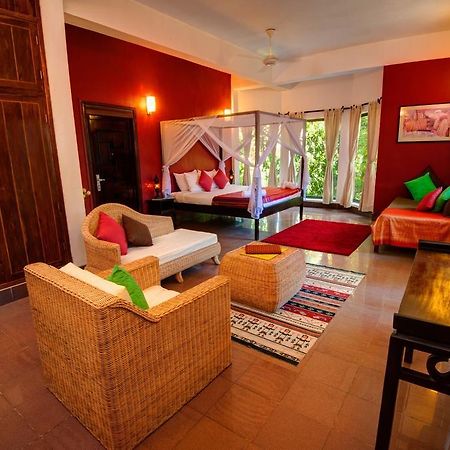 The Willow Boutique Hotel Пном Пен Екстериор снимка