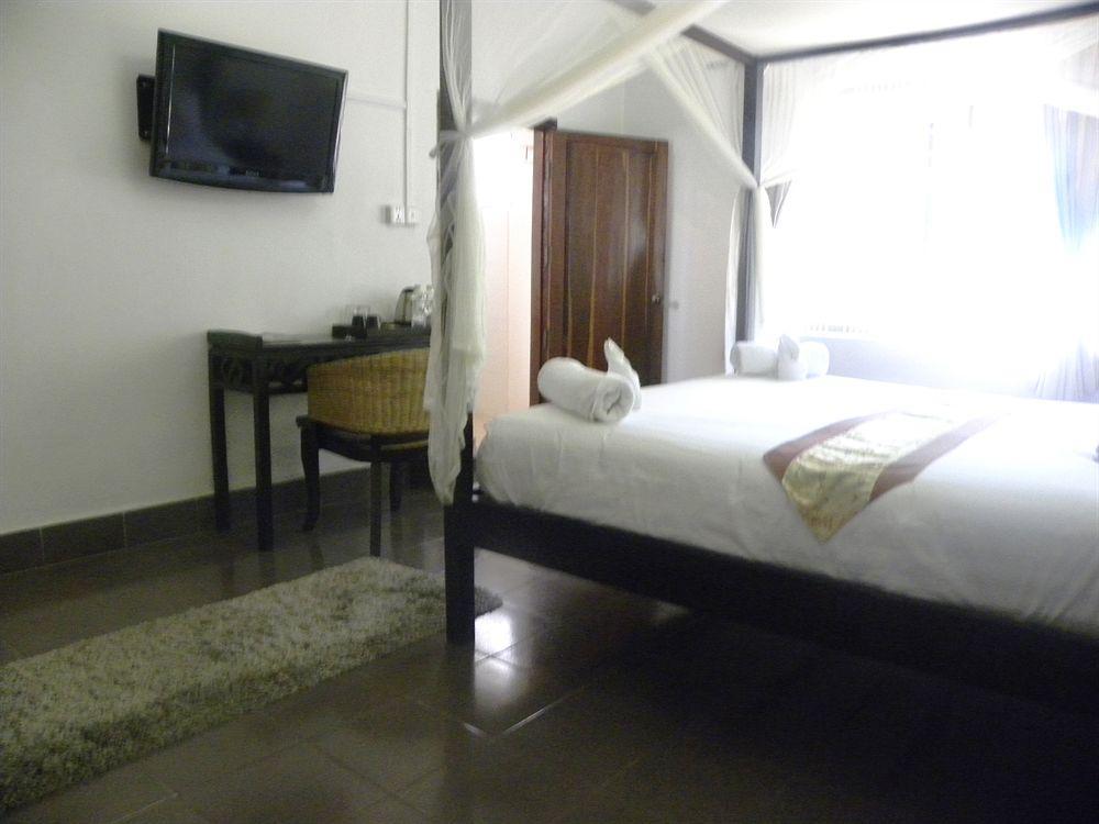 The Willow Boutique Hotel Пном Пен Екстериор снимка